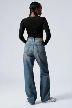 Weekday ROWE SUPER HIGH WAISTED REGULAR STRAIGHT LEG JEANS><noscript><img width=